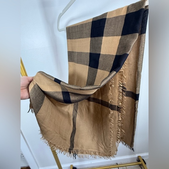 Authentic BURBERRY BEIGE/BLACK CHECK FRAYED EDGE SCARF✨ - Picture 7 of 7